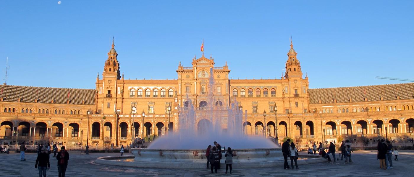 西班牙广场中央的喷泉向空中喷水