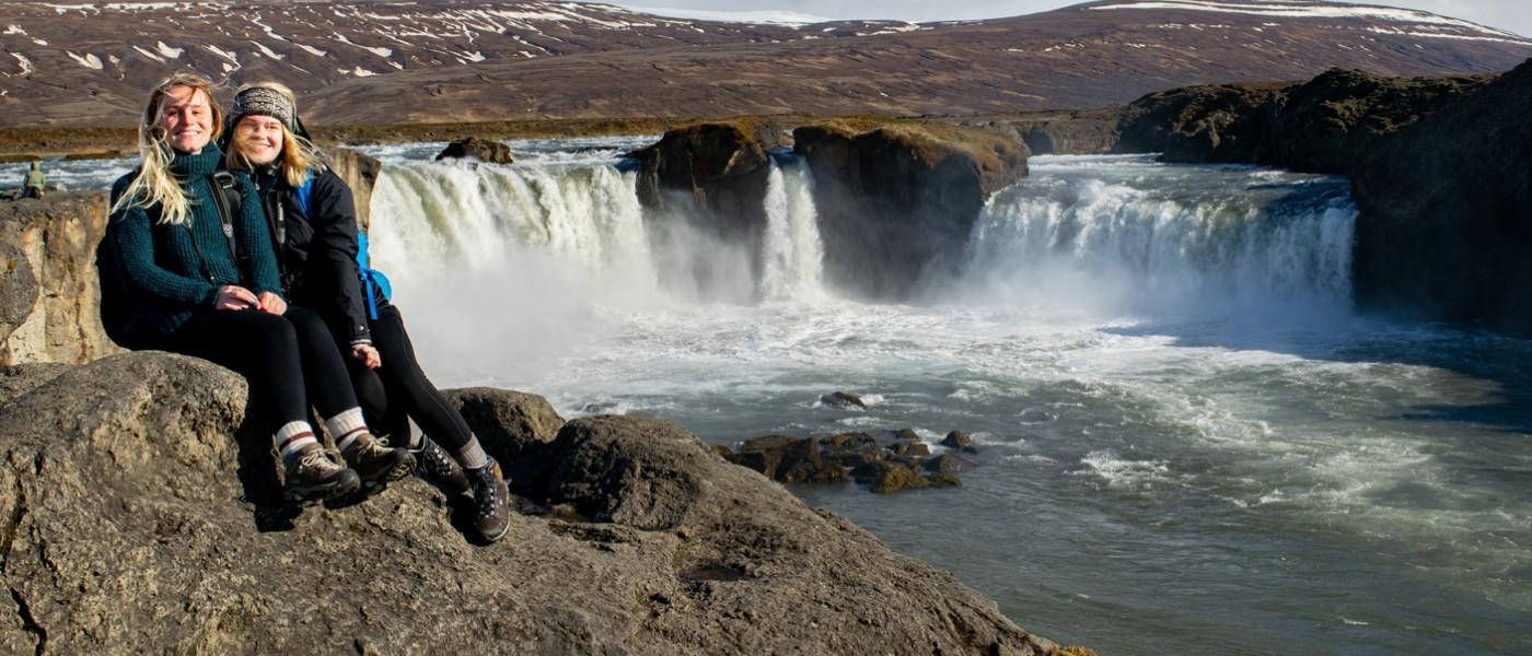 在冰岛旅游课上，学生们在瀑布附近
